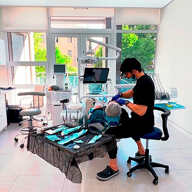 Стоматологический кабинет Blanco – профессионализм и комфорт. Современный стоматологический кабинет клиники Blanco и его владелец за работой. Телефон для записи: 0966707700.